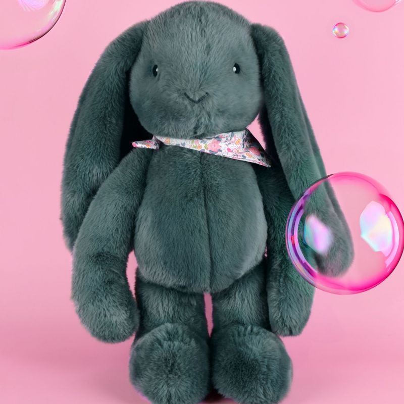 Image d'ambiance de présentation du produit Peluche Lapin Fleurette Eucalyptus (50 cm) - Doudou et Compagnie
